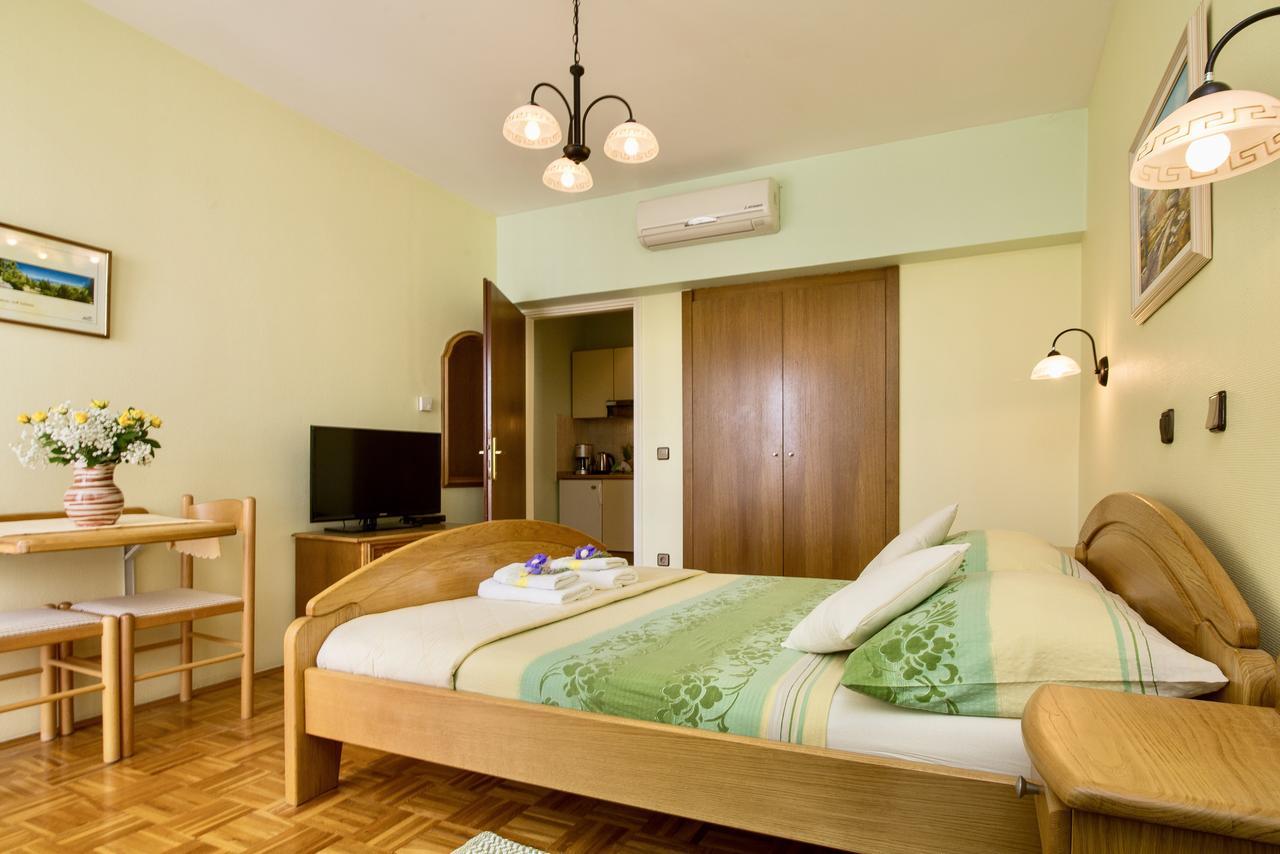 Hotel Pansion Adria Sveti Filip i Jakov Exterior foto
